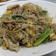 ราดหน้ายอดผักนายเหลา-ต้นตำรับนางลิ้นจี่ เจ้าแรกเจ้าเดียวบนถนนนางลิ้นจี่