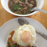 เมนูของร้าน เนื้อตุ๋นรสเด็ด หน้าสวนสมเด็จย่า