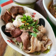 ก๋วยเตี๋ยวเรือแฝด เพ