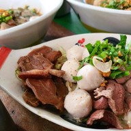 ก๋วยเตี๋ยวเรือแฝด เพ