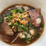 ก๋วยเตี๋ยวเรือแฝด เพ