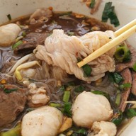 ก๋วยเตี๋ยวเรือแฝด เพ