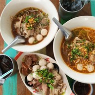 ก๋วยเตี๋ยวเรือแฝด เพ
