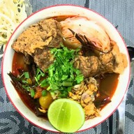 กนกอร. ข้าวมันไก่ หลังโชว์รูมรถไทร์อั้มพ์