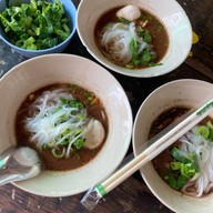 ก๋วยเตี๋ยวเรือลอยลำ อร่อยที่สุดในโลก (หมู่บ้านเสนานิเวศน์ 1)