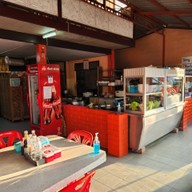 หน้าร้าน โจ๊กหมู-ต้มเลือดหมู เจ้าเก่าดวงกมล