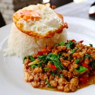 เมนูของร้าน กระเพราโคขุนพริกแห้ง