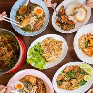 รุ่มรวยก๋วยเตี๋ยวไก่ตุ๋น หมูตุ๋น ตามสั่ง โฮมโปร มาร์เก็ตวิลเลจสุวรรณภูมิ