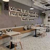 บรรยากาศ Salada Organic Kitchen  ซีคอนสแควร์