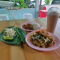 เมนูของร้าน ผัดไทย อาหารตามสั่ง สวนสามแก้วคาเฟ่ หน้าโรงเรียนเมืองกระบี่
