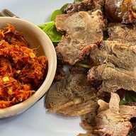 ลาบไก่บ้านโฮ่ง