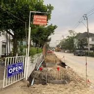 ขออภัยในความไม่สะดวก เนื่องจากมีการขุดวางท่อระบายน้ำบริเวณหน้าร้าน Am Tea 