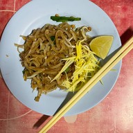 ล้านผัดไทท่าแพ