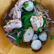 ก๋วยเตี๋ยวต้มยำมะนาวสด มาดามยุม (ซอยหัวหลางเจ้าเก่า)