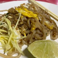 ล้านผัดไทท่าแพ