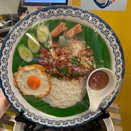 ตั๊ก กะเพราถาด ศูนย์ราชการ