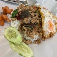 ตั๊ก กะเพราถาด ศูนย์ราชการ