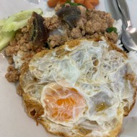 ตั๊ก กะเพราถาด ศูนย์ราชการ