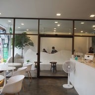 W cafe ศาลากลาง ในเมือง