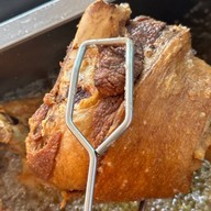 ขาหมูอบทอดเจ๊นอมบางปะหัน สาขาตัวเมืองอยุธยา วัดพระญาติการาม