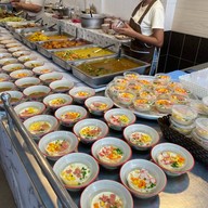 เมนูของร้าน ข้าวแกงแม่แดง ทุกอย่าง 10 บาท