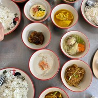 เมนูของร้าน ข้าวแกงแม่แดง ทุกอย่าง 10 บาท