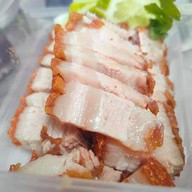 หมูกรอบตู้