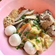 ก๋วยเตี๋ยวหมูยุพิน (เจ้าเก่าตลาดกิมหยง 40 ปี) 1