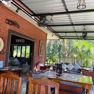 บ้านตากคาเฟ่ ไวน์ แอนด์ การ์เด้นท์