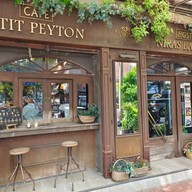 หน้าร้าน petit peyton traveloque cafe