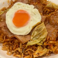 เมนูของร้าน จี๊ดดดมาม่าผัดไข่เยิ้ม