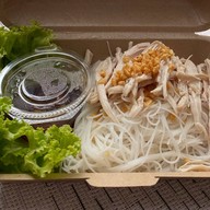 หมี่ไก่ฉีก&ข้าวยำไก่แซ่บ