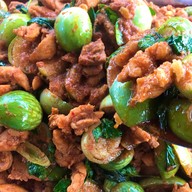 ข้าวแกงต้นลำไย