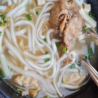 ข้าวเปียก โจ๊ก แกงเส้น by นกอ้วน คาเฟ่ ตลาดวัดธาตุ