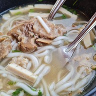ข้าวเปียก โจ๊ก แกงเส้น by นกอ้วน คาเฟ่ ตลาดวัดธาตุ
