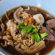 ก๋วยเตี๋ยวหมูตุ๋น-เนื้อตุ๋น นายเหมาะ