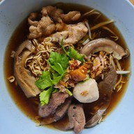 ก๋วยเตี๋ยวหมูตุ๋น-เนื้อตุ๋น นายเหมาะ