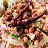 ข้าวยำแหนมเจ้าเก่าหน้าสวนสมเด็จ