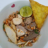 เบนซ์เตี๋ยวต้มยำมะนาวสด ก๋วยเตี๋ยวต้มยำ จันทร์หุ่นบำเพ็ญ