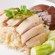 คุณรัตน์ข้าวมันไก่  ก๋วยจั๊บน้ำข้น ก๋วยจั๊บน้ำใส เกาเหลาเลือดหมู สาขา Foodvilla บางระมาด