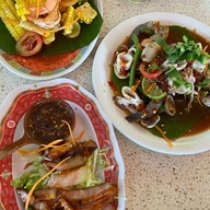ร้านส้มตำลั่นทุ่ง by อัม