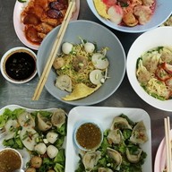 ฮ้งลูกชิ้นปลาเยาวราช ข้าวหมูแดง บะหมี่เกี๊ยว