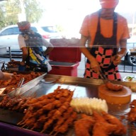 หน้าร้าน สถานีไก่ทอดตลาดรถไฟขจรวิทย์