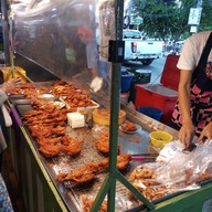 หน้าร้าน สถานีไก่ทอดตลาดรถไฟขจรวิทย์