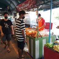 หน้าร้าน สถานีไก่ทอดตลาดรถไฟขจรวิทย์