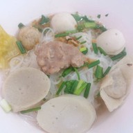 ฮ้งลูกชิ้นปลาเยาวราช ข้าวหมูแดง บะหมี่เกี๊ยว