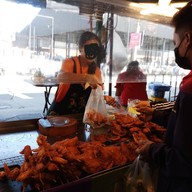 หน้าร้าน สถานีไก่ทอดตลาดรถไฟขจรวิทย์