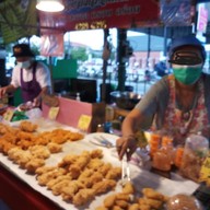หน้าร้าน สถานีไก่ทอดตลาดรถไฟขจรวิทย์