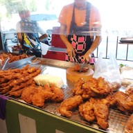 หน้าร้าน สถานีไก่ทอดตลาดรถไฟขจรวิทย์