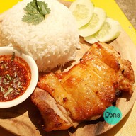 เมนูของร้าน มังกรกะเพรา ไก่ย่างจิ้มแจ่ว เกี๊ยวซ่า ข้าวหน้าญี่ปุ่น